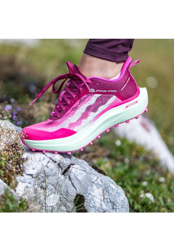 ALPINE PRO - Buty sportowe do biegania Alpine Pro Crewe. Kolor: różowy
