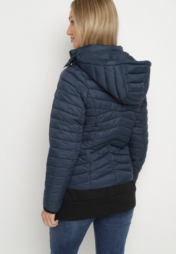 Born2be - Granatowa Pikowana Kurtka Przejściowa z Kapturem Suritta. Okazja: na co dzień. Typ kołnierza: kaptur. Kolor: niebieski. Materiał: jeans. Styl: casual, klasyczny, sportowy