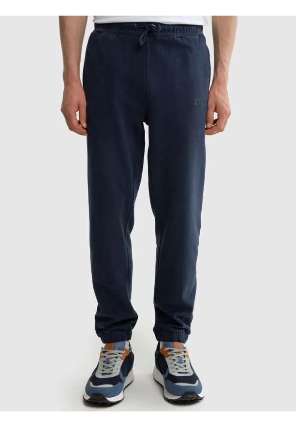 Big-Star - Spodnie męskie dresowe granatowe Brutus 403. Kolor: niebieski. Materiał: dresówka. Wzór: nadruk, aplikacja. Sport: fitness