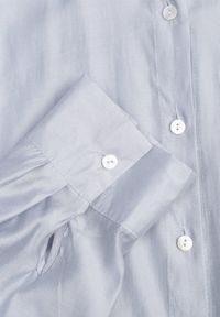 Born2be - Jasnoniebieska Koszula na Lato z Luźnej Cienkiej Tkaniny z Wiskozą Phoebope. Okazja: na co dzień. Kolor: niebieski. Materiał: tkanina, wiskoza. Długość: długie. Sezon: lato. Styl: elegancki, casual #8