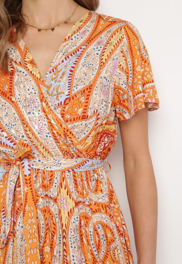 Born2be - Pomarańczowa Długa Sukienka z Wiskozy z Kopertową Górą i Geometrycznym Wzorem Amareth. Kolor: pomarańczowy. Materiał: wiskoza. Wzór: geometria. Typ sukienki: kopertowe. Długość: maxi