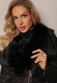 Renee - Czarna Długa Kurtka Ozdobiona Futerkiem na Kołnierzu i Pikowaniem Novenna. Kolor: czarny. Materiał: futro. Długość: długie. Wzór: aplikacja #4