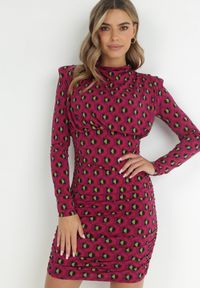 Born2be - Fuksjowa Sukienka Dopasowana w Geometryczny Wzór Bozi. Okazja: na co dzień. Kolor: różowy. Długość rękawa: długi rękaw. Wzór: geometria. Typ sukienki: proste. Styl: casual, elegancki #1