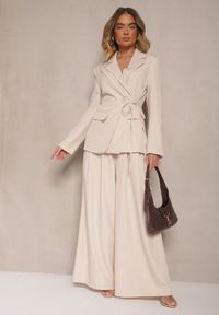 Renee - Jasnobeżowa Marynarka Ozdobiona Wiązaniem z Boku Lunorisa. Okazja: na co dzień. Kolor: beżowy. Wzór: aplikacja. Styl: elegancki, casual #4