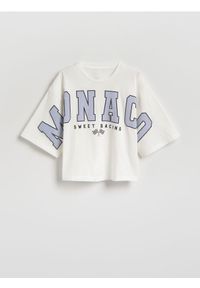 Reserved - Krótki t-shirt z napisem - złamana biel. Materiał: bawełna. Długość: krótkie. Wzór: napisy #1