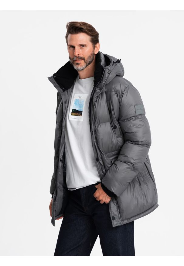 Ombre Clothing - Długa kurtka męska puffer z zapinanymi kieszeniami – grafitowa V1. Kolor: szary. Materiał: poliester, materiał, polar, syntetyk, nylon. Długość: długie. Wzór: aplikacja