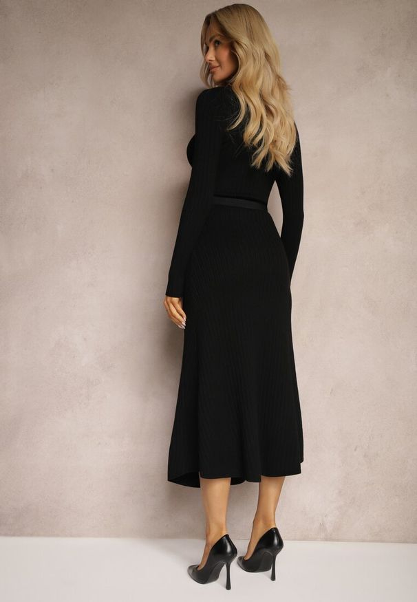 Renee - Czarna Dzianinowa Sukienka z Eleganckim Paskiem i Dodatkiem Wełny Nirillia. Okazja: na co dzień. Kolor: czarny. Materiał: wełna, dzianina. Długość rękawa: długi rękaw. Wzór: aplikacja. Typ sukienki: proste, dopasowane. Styl: elegancki