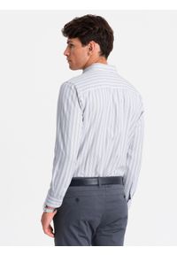Ombre Clothing - Koszula męska REGULAR FIT w białe paski z kieszonką – szara V1. Okazja: do pracy. Typ kołnierza: button down. Kolor: szary. Materiał: materiał, bawełna. Wzór: paski. Styl: klasyczny, elegancki #8