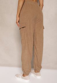 Renee - Brązowe Spodnie Typu Cargo High Waist Worseli. Okazja: na co dzień. Stan: podwyższony. Kolor: brązowy. Styl: elegancki, casual #3