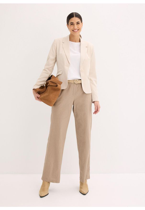 bonprix - Krótki żakiet z kieszeniami z patkami. Okazja: na spotkanie biznesowe. Kolor: beżowy. Długość: krótkie. Styl: biznesowy