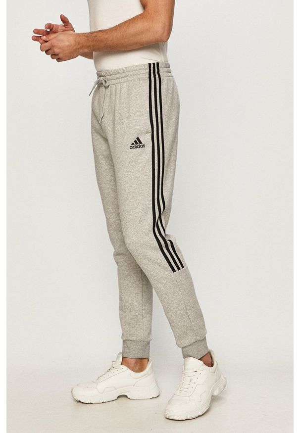 Adidas - adidas - Spodnie. Okazja: na co dzień. Kolor: szary. Materiał: dzianina. Styl: casual