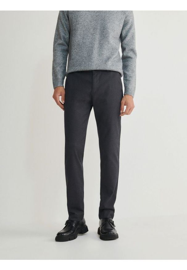 Reserved - Spodnie chino slim fit - czarny. Kolor: czarny. Materiał: tkanina, bawełna