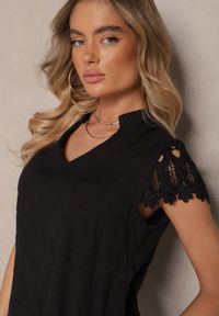 Renee - Czarna Bluzka z Tłoczonej Tkaniny z Bawełny Zdobiona Koronką Adivlolla. Okazja: na co dzień. Typ kołnierza: dekolt w kształcie V. Kolor: czarny. Materiał: bawełna, koronka, tkanina. Długość rękawa: krótki rękaw. Długość: krótkie. Wzór: koronka, aplikacja. Styl: casual, elegancki