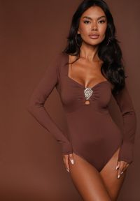 Renee - Brązowe Body z Metaliczną Ozdobą Aferriva. Okazja: na co dzień. Kolor: brązowy. Długość: długie. Wzór: aplikacja. Styl: casual, elegancki