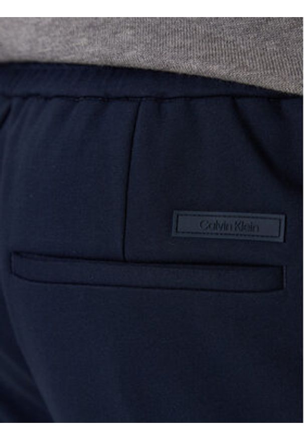 Calvin Klein Chinosy LV04LE613G Granatowy Slim Fit. Kolor: niebieski. Materiał: wiskoza