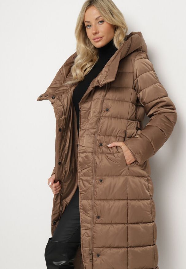 Born2be - Beżowa Pikowana Kurtka z Asymetrycznym Zapięciem i Kapturem Wiązana w Talii Tilita. Okazja: na co dzień. Kolor: beżowy. Materiał: jeans. Styl: elegancki, casual, klasyczny