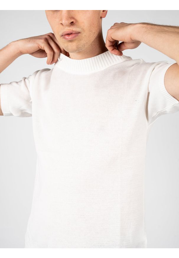 Takeshy Kurosawa T-shirt "Over Filo" | 82966 | Over Filo | Mężczyzna | Biały. Kolor: biały. Materiał: bawełna. Długość rękawa: krótki rękaw. Wzór: aplikacja