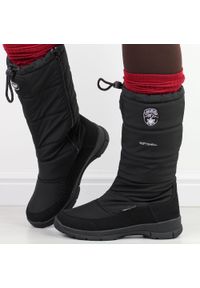 Czarne zimowe śniegowce damskie z membraną American Club Softshell Sn11/24. Okazja: na spacer. Kolor: czarny. Materiał: skóra, softshell, tkanina. Szerokość cholewki: normalna. Sezon: zima. Obcas: na obcasie. Styl: klasyczny, elegancki. Wysokość obcasa: średni #1