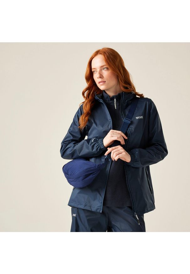 Regatta - Kurtka trekkingowa damska Pack It Jacket III kieszonkowa przeciwdeszczowa. Kolor: niebieski. Materiał: poliester, poliamid. Sport: turystyka piesza