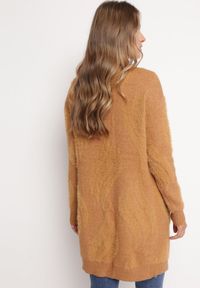 Born2be - Ciemnobeżowy Puszysty Kardigan Niezapinany Heliture. Kolekcja: plus size. Kolor: brązowy. Materiał: dzianina. Długość rękawa: długi rękaw. Długość: długie #5