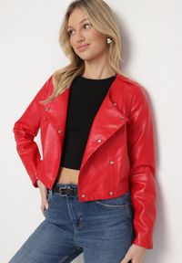 Born2be - Czerwona Kurtka Ramoneska z Ozdobnymi Guzikami Sesiania. Okazja: na co dzień. Kolor: czerwony. Materiał: jeans. Długość rękawa: długi rękaw. Długość: długie. Styl: casual, klasyczny, elegancki