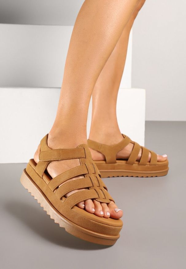 Born2be - Brązowe Sandały z Zapięciem na Rzep Typu Gladiatorki Sorlinia. Okazja: na co dzień. Zapięcie: rzepy. Kolor: brązowy. Styl: elegancki, casual