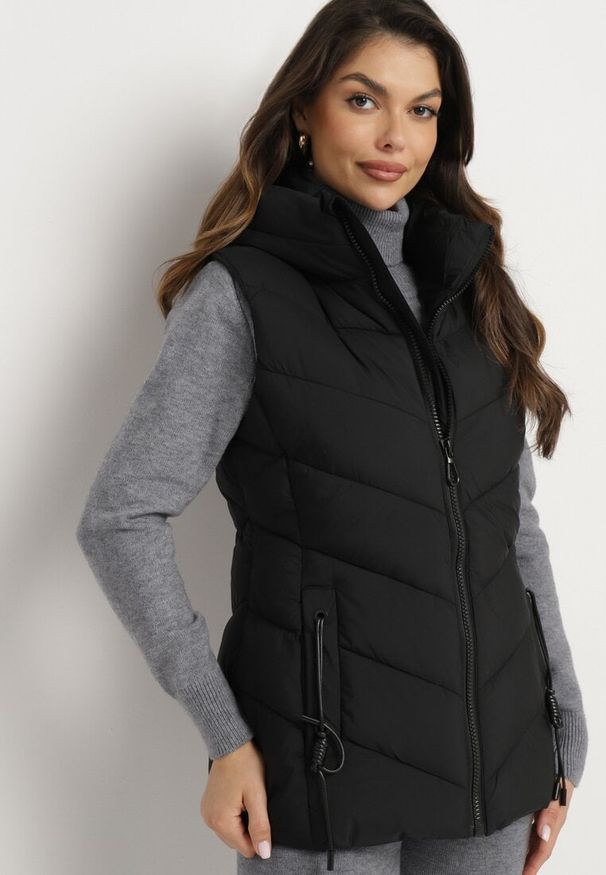Born2be - Czarna Kamizelka z Pikowanymi Przeszyciami i Kapturem Edirea. Okazja: na co dzień. Typ kołnierza: golf, kaptur. Kolor: czarny. Materiał: jeans, bawełna. Styl: wizytowy, klasyczny, casual