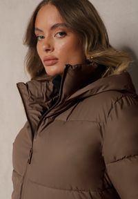 Renee - Ciemnobeżowa Klasyczna Kurtka z Pikowanymi Przeszyciami Kapturem i Kieszeniami Anrinna. Kolor: beżowy. Materiał: tkanina. Sezon: zima. Styl: klasyczny