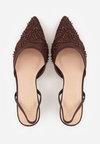 Born2be - Brązowe Czółenka Siateczkowe na Szpilce Ozdobione Perełkami i Haftami Vilania. Okazja: na co dzień. Zapięcie: pasek. Kolor: brązowy. Materiał: satyna. Wzór: haft, aplikacja. Obcas: na szpilce. Styl: casual, klasyczny, elegancki #7