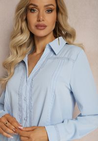 Renee - Niebieska Koszula Ozdobiona Subtelną Koronką Anelima. Kolor: niebieski. Materiał: koronka. Wzór: koronka, aplikacja. Styl: elegancki