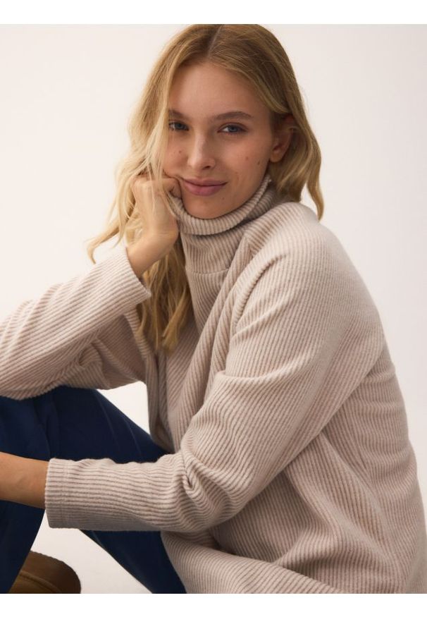 Reserved - Długa bluza z golfem - beżowy. Typ kołnierza: golf. Kolor: beżowy. Materiał: dzianina, wiskoza. Długość: długie