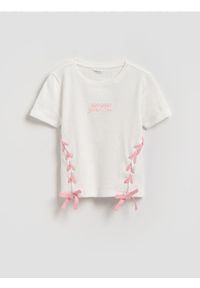 Reserved - T-shirt z aplikacją - złamana biel. Materiał: dzianina, bawełna. Wzór: aplikacja #1