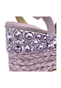 Fioletowe Sandały Alma En Pena Eleganckie Buty Damskie. Okazja: na co dzień. Zapięcie: sprzączka, pasek. Kolor: fioletowy. Materiał: skóra, zamsz. Szerokość cholewki: normalna. Sezon: lato. Obcas: na koturnie. Styl: elegancki. Wysokość obcasa: średni #2