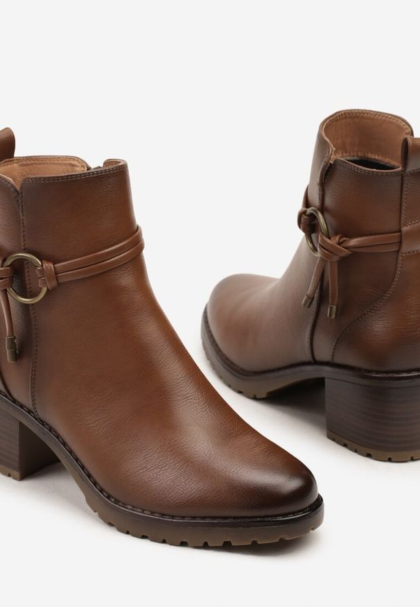 Born2be - Brązowe Botki na Słupku z Aplikacją przy Cholewce Tulonisse. Okazja: na spacer, na co dzień. Kolor: brązowy. Materiał: jeans, dzianina, wełna. Szerokość cholewki: normalna. Wzór: aplikacja. Obcas: na słupku. Styl: elegancki, casual, klasyczny. Wysokość obcasa: średni