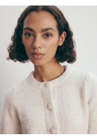 Reserved - Kardigan z metalizowaną nicią - kremowy. Kolor: kremowy. Materiał: dzianina, bawełna #1