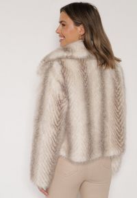 Born2be - Jasnobeżowa Kurtka Futerko o Prostym Kroju z Zapięciem na Suwak Tusiviela. Okazja: na co dzień. Typ kołnierza: golf. Kolor: beżowy. Materiał: futro. Styl: casual, elegancki #6