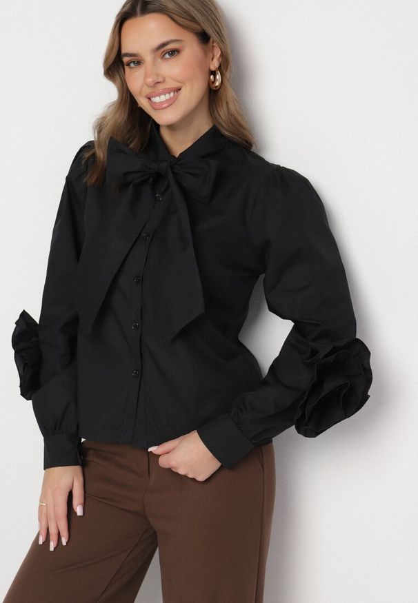 Born2be - Czarna Koszula z Ozdobnym Wiązaniem i Falbankami Zalimira. Okazja: na co dzień. Typ kołnierza: kołnierz z falbankami. Kolor: czarny. Materiał: jeans. Styl: elegancki, casual