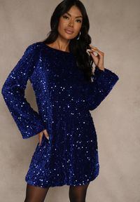 Renee - Niebieska Sukienka z Odkrytymi Plecami z Kokardą Zdobiona Cekinami Carilyera. Okazja: na imprezę. Typ kołnierza: kokarda. Kolor: niebieski. Materiał: wiskoza, elastan. Wzór: aplikacja. Styl: wizytowy, klasyczny #4