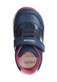 Geox Buty dziecięce kolor granatowy. Nosek buta: okrągły. Zapięcie: rzepy. Kolor: niebieski. Materiał: skóra, guma