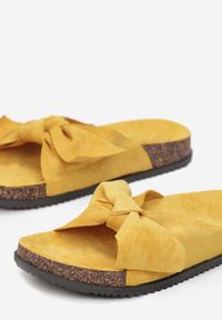 Renee - Żółte Klapki Aglalacia. Nosek buta: otwarty. Kolor: żółty. Materiał: materiał. Wzór: kwiaty, aplikacja. Sezon: lato #5