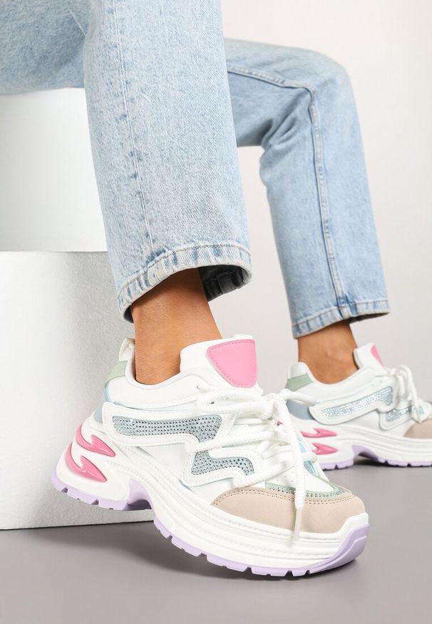 Renee - Biało-Różowe Sneakersy na Platformie z Grubymi Sznurówkami Kilanne. Okazja: na co dzień. Kolor: biały. Materiał: jeans, skóra. Obcas: na platformie