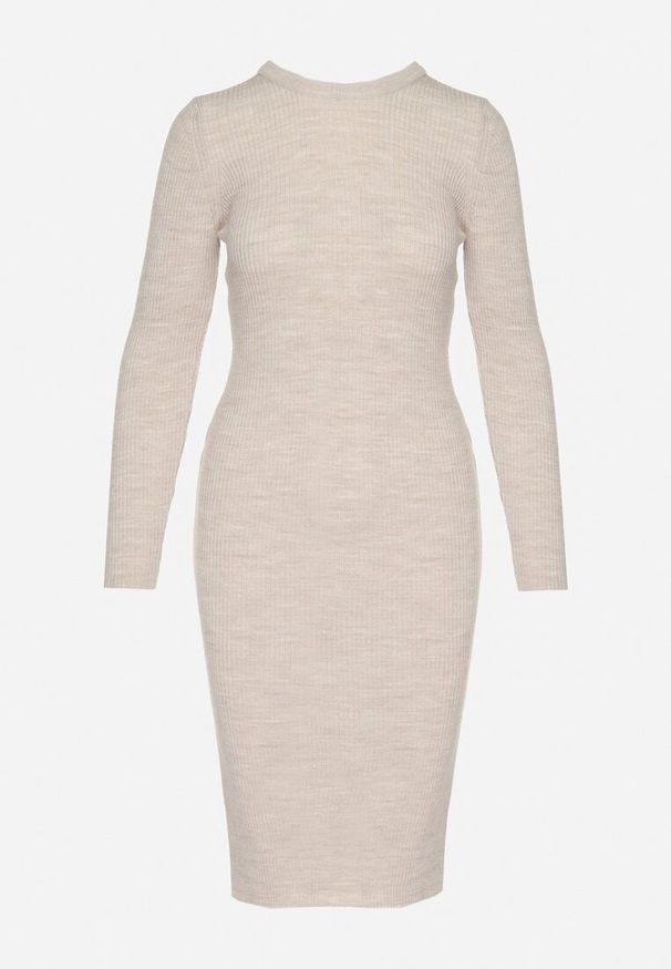 Born2be - Jasnobeżowa Sukienka Dzianinowa Dopasowana Morttina. Okazja: na co dzień. Kolor: beżowy. Materiał: dzianina. Długość rękawa: długi rękaw. Typ sukienki: proste. Styl: klasyczny, casual, elegancki. Długość: midi