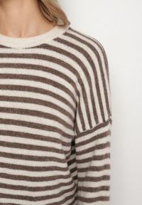 Born2be - Jasnobeżowy Sweter Oversize w Paski z Dodatkiem Wełny i Wiskozy Tianalla. Kolor: beżowy. Materiał: wiskoza, wełna. Wzór: paski. Styl: elegancki #6