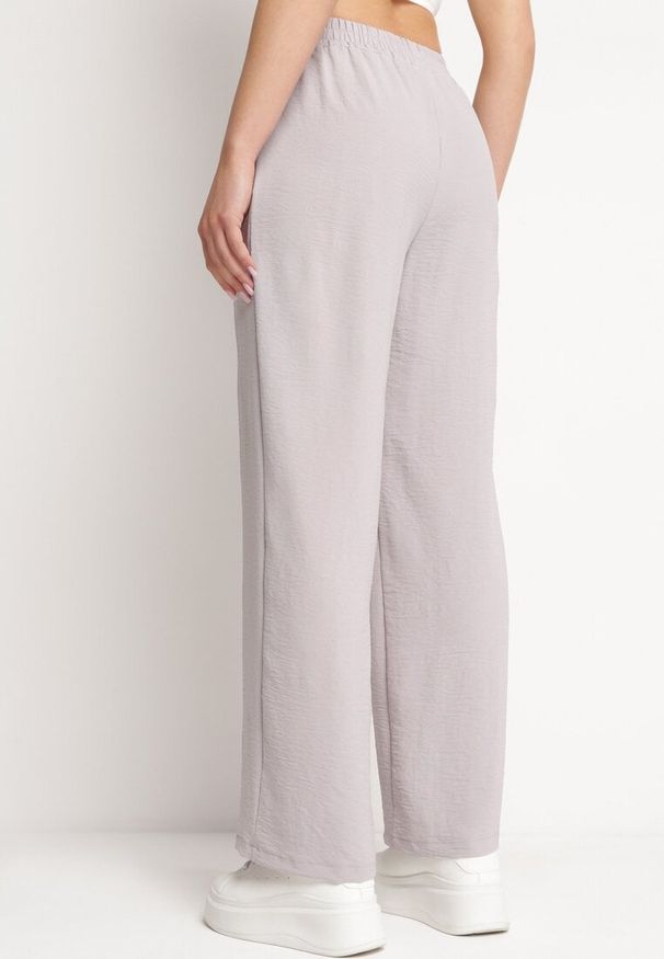 Born2be - Jasnoszare Spodnie Szerokie z Gumką w Pasie z Ozdobnym Łańcuszkiem Istaria. Okazja: na co dzień. Kolor: szary. Styl: casual