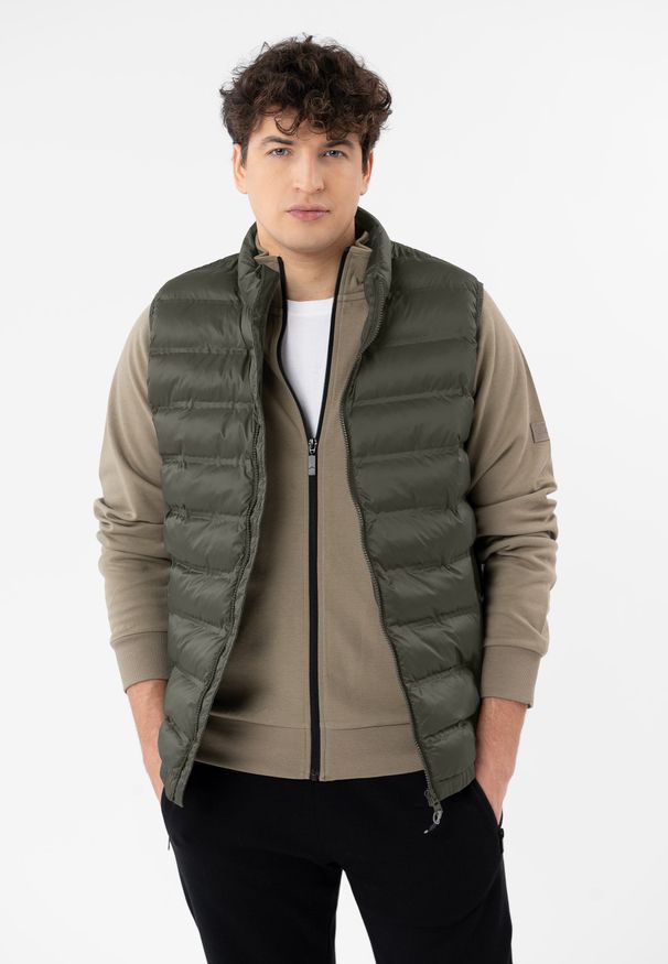 Volcano - Pikowany bezrękawnik V-JUNIP. Okazja: na co dzień. Typ kołnierza: kołnierzyk stójkowy. Materiał: materiał. Długość rękawa: bez rękawów. Wzór: gładki. Styl: casual