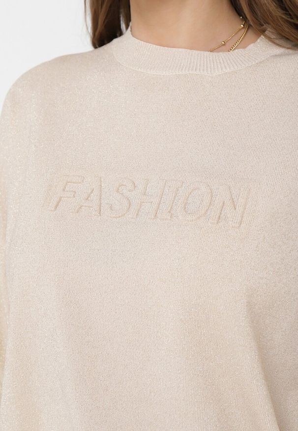 Born2be - Beżowy Sweter o Klasycznym Fasonie z Metaliczną Nicią Auliana. Kolor: beżowy. Wzór: napisy. Styl: klasyczny