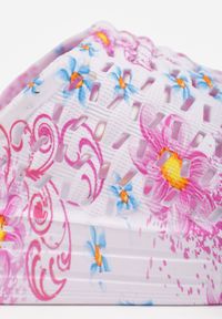 Born2be - Fuksjowe Klapki Basenowe w Kwiatowy Wzór z Perforacją Pertumal. Okazja: na co dzień, na spacer. Kolor: różowy. Materiał: dzianina, jeans, dresówka. Wzór: kwiaty. Sezon: lato. Styl: wakacyjny, casual, elegancki #5