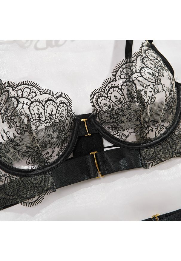 Intica - Zestaw bielizny z koronkowym haftem na romantyczne wieczory Ivey. Kolor: czarny. Materiał: koronka. Wzór: haft