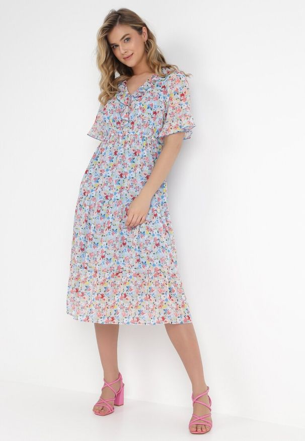 Born2be - Jasnoniebieska Sukienka Pronameia. Typ kołnierza: kołnierz z falbankami. Kolor: niebieski. Długość rękawa: krótki rękaw. Wzór: kwiaty, aplikacja, kolorowy. Styl: klasyczny. Długość: midi