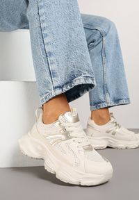 Renee - Beżowe Sneakersy na Platformie z Tłoczeniem i Metaliczną Ozdobą Alarella. Okazja: na co dzień. Kolor: beżowy. Materiał: jeans. Wzór: aplikacja. Obcas: na platformie #1